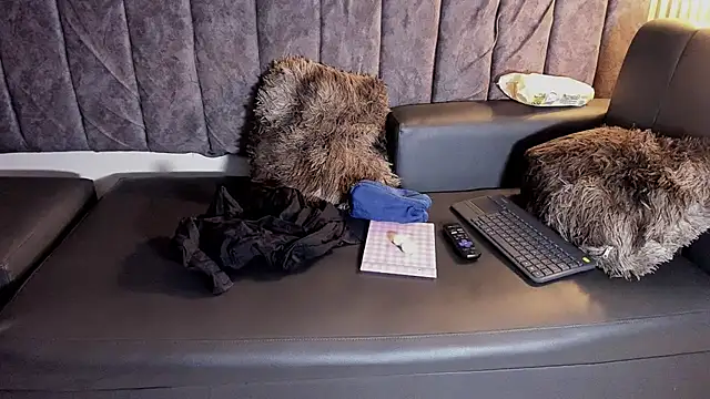 Snapshot of Rowan_Mills chatting on November 2025 08:40:01 PM Rowan Mills online show from November 2025 08:40:01 PM