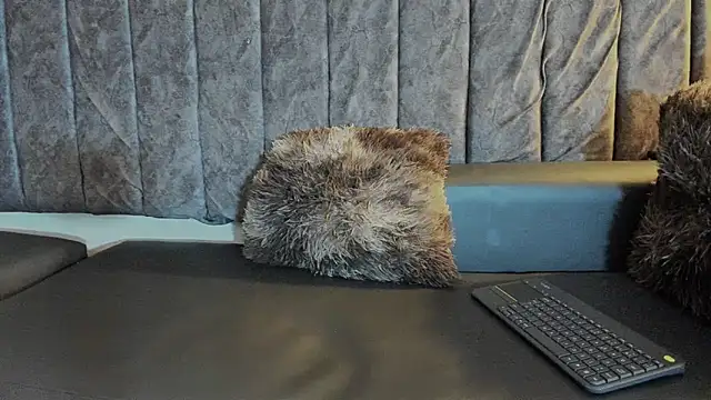 Snapshot of Rowan_Mills chatting on November 2025 08:08:01 PM Rowan Mills online show from November 2025 08:08:01 PM