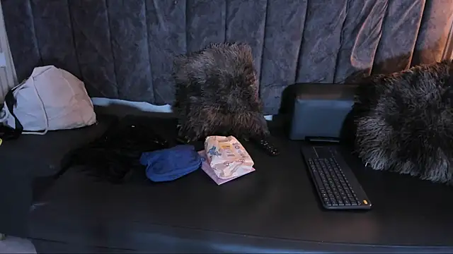 Snapshot of Rowan_Mills chatting on November 2025 08:53:01 PM Rowan Mills online show from November 2025 08:53:01 PM