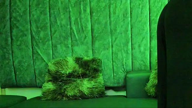 Snapshot of Rowan_Mills chatting on November 2025 08:19:02 PM Rowan Mills online show from November 2025 08:19:02 PM