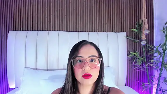 Snapshot of AliHamilton chatting on September 2025 11:09:02 PM AliHamilton online show from September 2025 11:09:02 PM