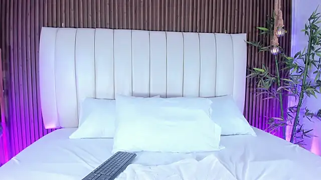 Snapshot of AliHamilton chatting on October 2025 10:51:02 PM AliHamilton online show from October 2025 10:51:02 PM