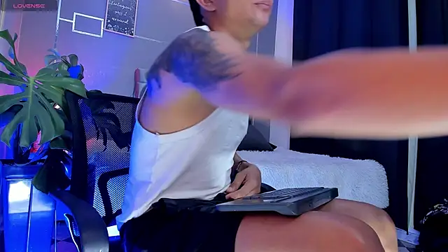 oliver mr  online show from October 2025 08:54:02 PM