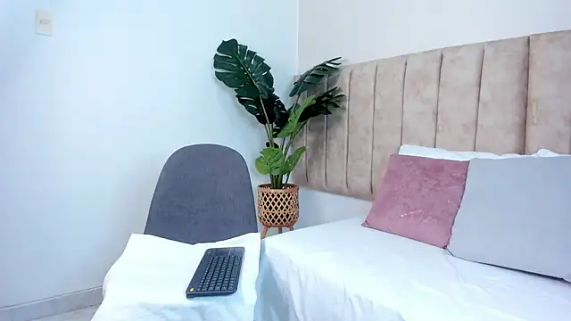 Snapshot of Karina_Harris chatting on October 2025 12:34:02 PM Karina Harris online show from October 2025 12:34:02 PM