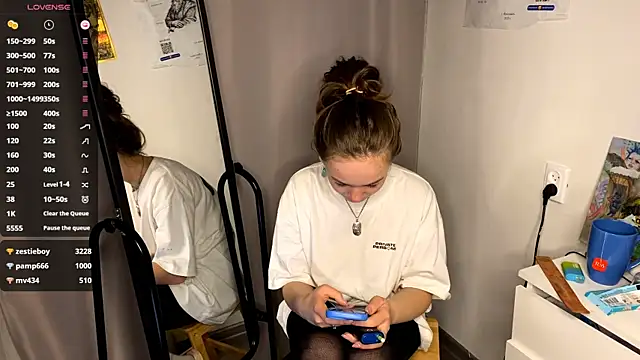 Snapshot of VelvetKate chatting on November 2025 07:03:01 PM VelvetKate online show from November 2025 07:03:01 PM