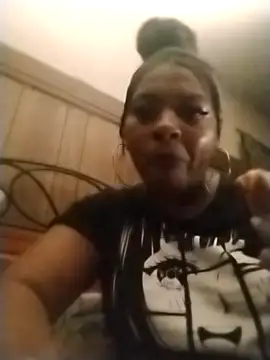 Snapshot of Ladiv33 chatting on October 2025 05:24:02 PM Ladiv33 online show from October 2025 05:24:02 PM