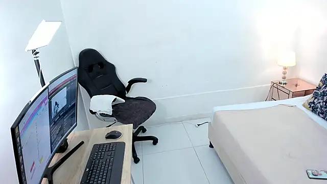 Snapshot of cloemorwen chatting on November 2025 09:48:02 PM cloemorwen online show from November 2025 09:48:02 PM