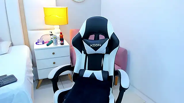 EimmyJones online show from November 2025 01:46:01 PM