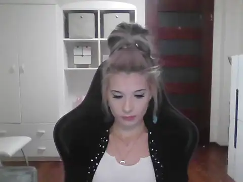 KristineGlow online show from October 2025 07:06:01 AM