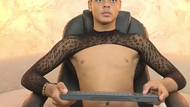 Valentino Thompson online show from September 2025 07:58:01 PM