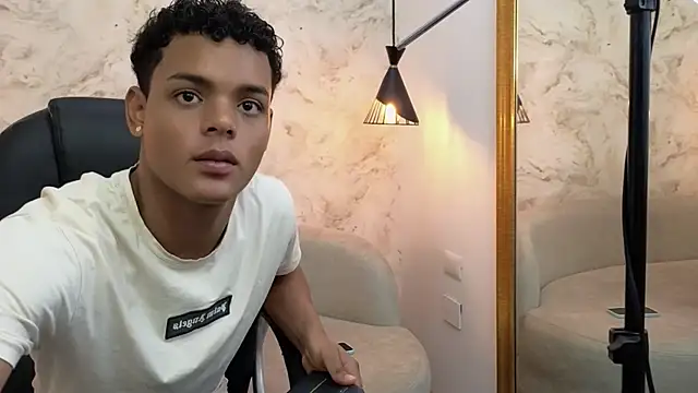 Valentino Thompson online show from September 2025 07:38:01 PM