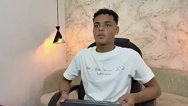 Snapshot of Valentino_Thompson chatting on October 2025 08:15:01 PM Valentino Thompson online show from October 2025 08:15:01 PM