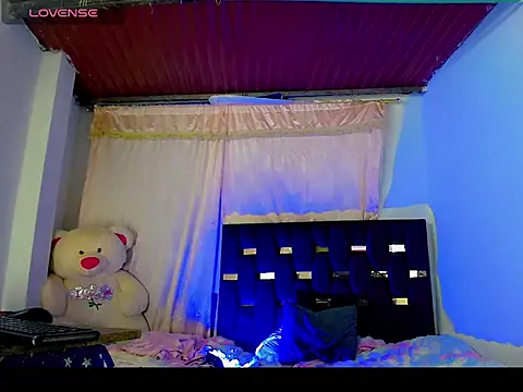 Snapshot of TheBlackwidows chatting on November 2025 10:45:02 PM TheBlackwidows online show from November 2025 10:45:02 PM