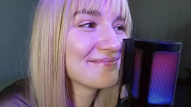 Snapshot of LunaXLoverx chatting on October 2025 10:18:02 PM LunaXLoverx online show from October 2025 10:18:02 PM