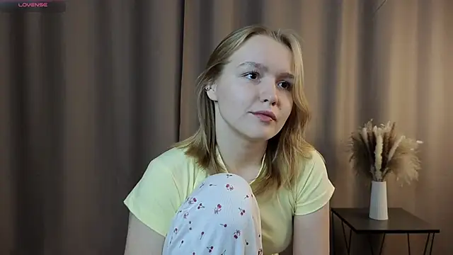 Snapshot of VinnieSerrano chatting on October 2025 02:06:02 PM VinnieSerrano online show from October 2025 02:06:02 PM