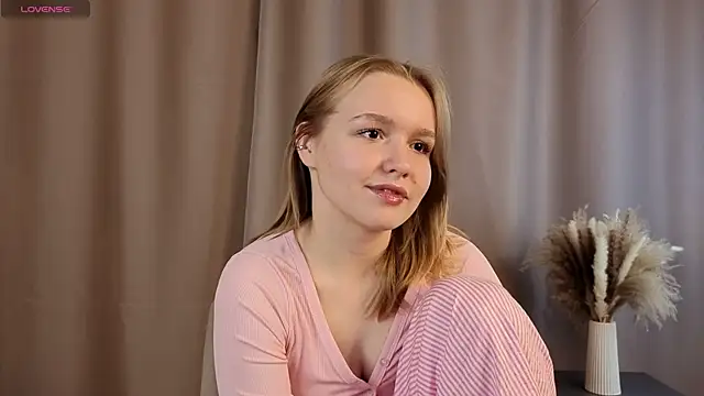 Snapshot of VinnieSerrano chatting on October 2025 02:07:01 PM VinnieSerrano online show from October 2025 02:07:01 PM