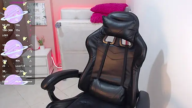 Snapshot of Cherrykissxx chatting on November 2025 04:34:01 AM Cherrykissxx online show from November 2025 04:34:01 AM