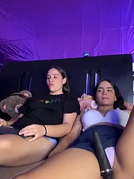 Snapshot of Ashley_and_Zoe chatting on October 2025 11:16:02 PM Ashley and Zoe online show from October 2025 11:16:02 PM