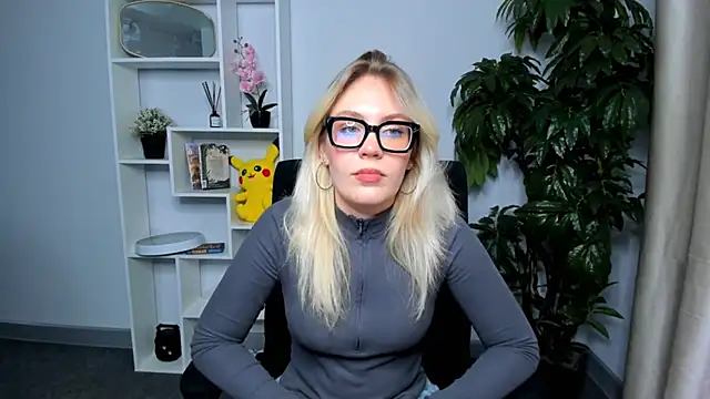 Snapshot of GraceCaldwell chatting on October 2025 12:04:02 PM GraceCaldwell online show from October 2025 12:04:02 PM