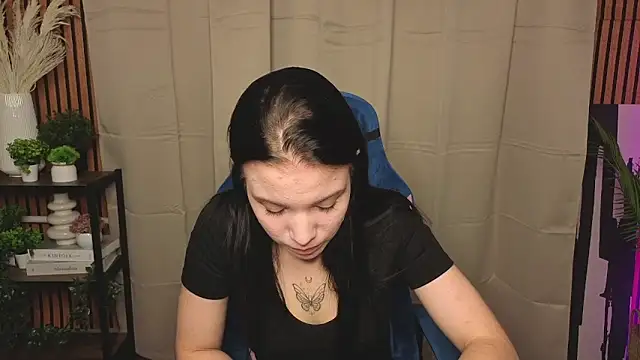 LauraHale online show from November 2025 12:05:02 PM