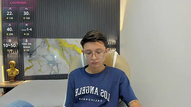 SantiagoRusso18 online show from October 2025 12:36:02 PM