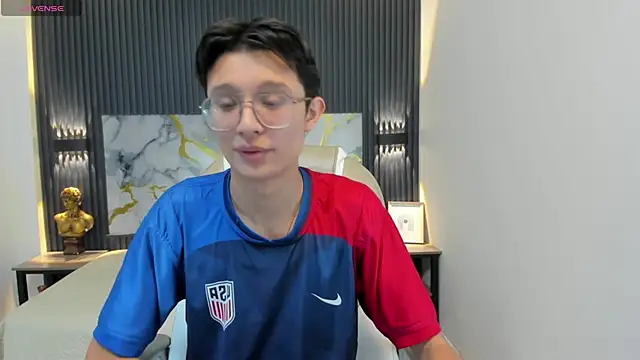 SantiagoRusso18 online show from October 2025 01:01:01 PM