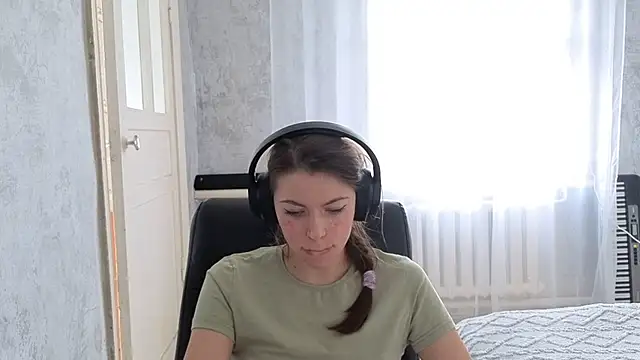 Snapshot of CutieAnny chatting on October 2025 04:18:02 AM CutieAnny online show from October 2025 04:18:02 AM