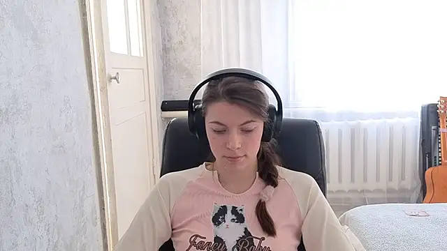 Snapshot of CutieAnny chatting on November 2025 04:44:02 AM CutieAnny online show from November 2025 04:44:02 AM