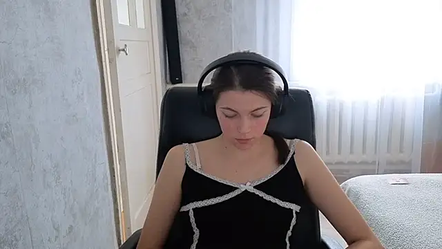 Snapshot of CutieAnny chatting on November 2025 04:34:01 AM CutieAnny online show from November 2025 04:34:01 AM