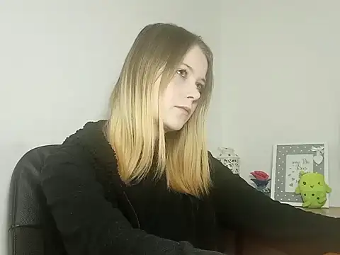 LydiaYoung online show from November 2025 07:15:01 PM