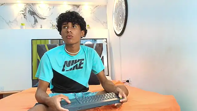 Snapshot of LONDON_BOYS1 chatting on October 2025 01:17:02 AM LONDON BOYS1 online show from October 2025 01:17:02 AM