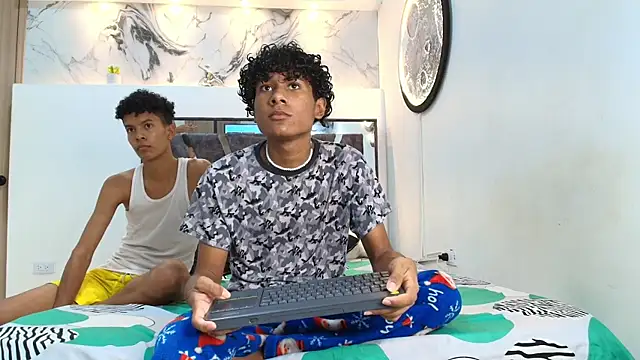 Snapshot of LONDON_BOYS1 chatting on October 2025 01:28:01 AM LONDON BOYS1 online show from October 2025 01:28:01 AM