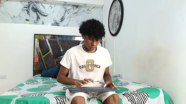 Snapshot of LONDON_BOYS1 chatting on October 2025 01:24:01 AM LONDON BOYS1 online show from October 2025 01:24:01 AM