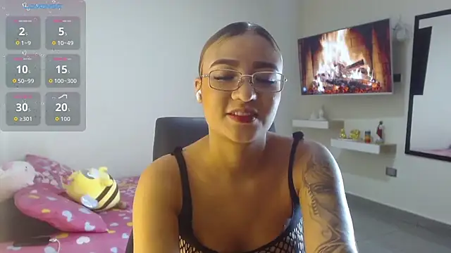 Emmili Saenz online show from September 2025 07:59:01 PM