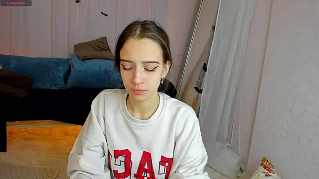 Snapshot of Belle_Wa1ker chatting on November 2025 01:05:02 AM Belle Wa1ker online show from November 2025 01:05:02 AM