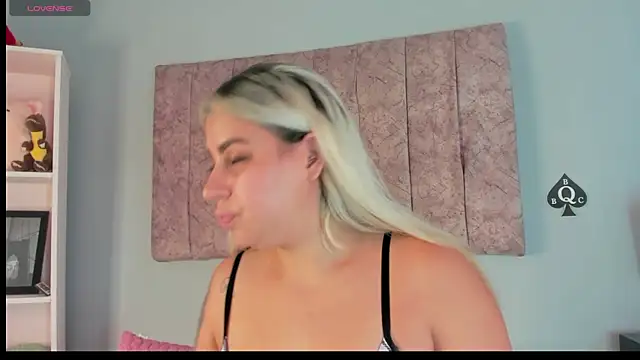 Snapshot of naomi_sanz chatting on October 2025 06:30:02 PM naomi sanz online show from October 2025 06:30:02 PM