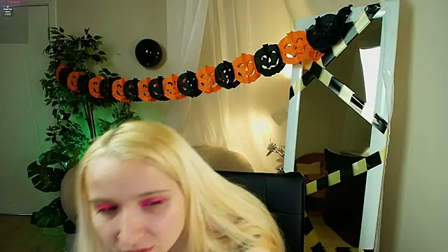 Snapshot of Milana_Key chatting on October 2025 10:06:02 PM Milana Key online show from October 2025 10:06:02 PM