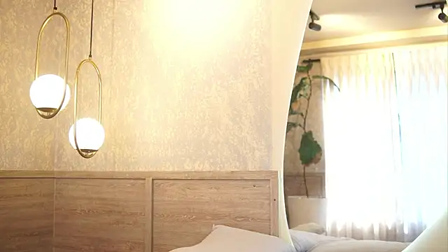 Tayler Kim online show from October 2025 07:04:02 PM