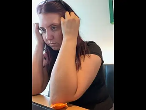 Snapshot of RoseMaee chatting on October 2025 09:49:01 AM RoseMaee online show from October 2025 09:49:01 AM