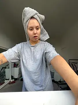 Snapshot of RoseMaee chatting on October 2025 09:17:01 AM RoseMaee online show from October 2025 09:17:01 AM