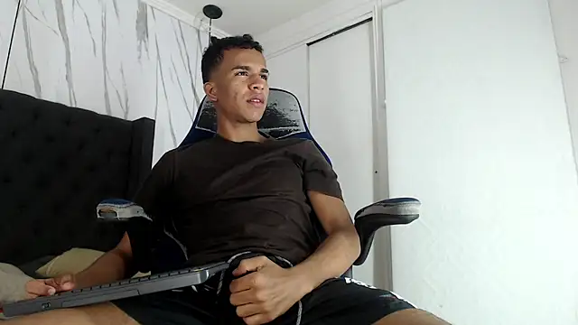 Snapshot of aston_xvera chatting on October 2025 04:10:01 AM aston xvera online show from October 2025 04:10:01 AM