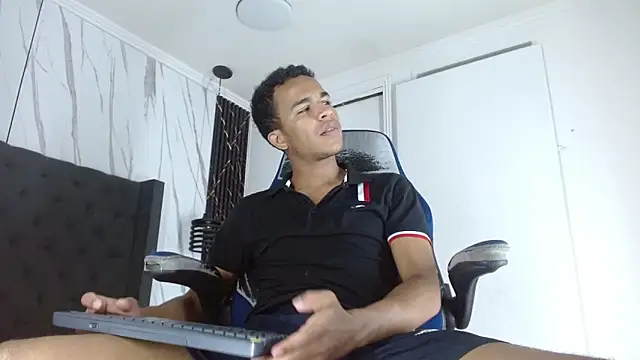 Snapshot of aston_xvera chatting on November 2025 12:13:01 AM aston xvera online show from November 2025 12:13:01 AM