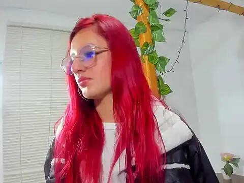 Snapshot of Vaiiolett_ chatting on November 2025 12:27:02 PM Vaiiolett online show from November 2025 12:27:02 PM