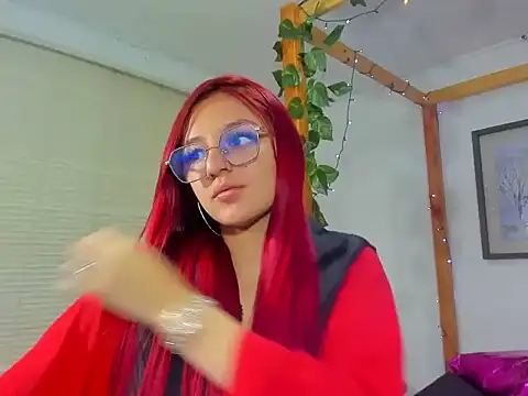 Snapshot of Vaiiolett_ chatting on November 2025 12:28:02 PM Vaiiolett online show from November 2025 12:28:02 PM