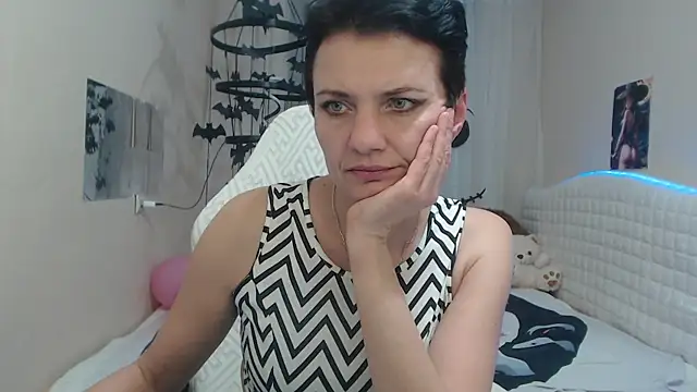 AvaSaturnian online show from October 2025 12:23:01 PM