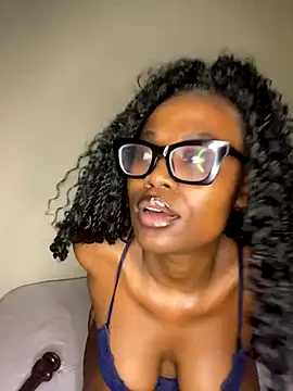 Snapshot of Moonzy77 chatting on October 2025 09:12:02 PM Moonzy77 online show from October 2025 09:12:02 PM