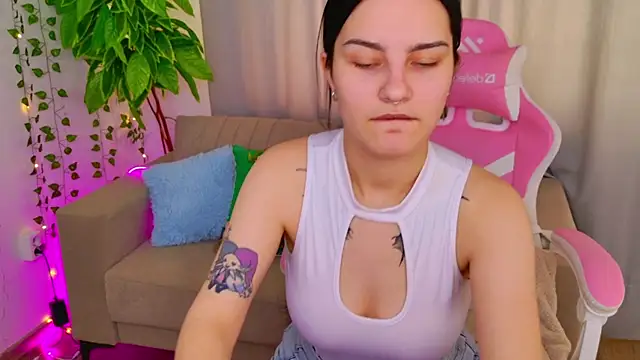 Snapshot of Angel_Braun chatting on October 2025 11:24:01 AM Angel Braun online show from October 2025 11:24:01 AM