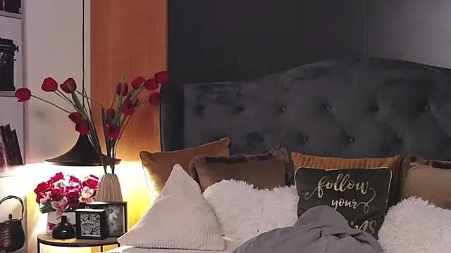 Mia Swano online show from October 2025 09:57:01 PM