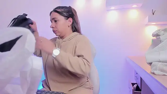 Snapshot of CataleyaAmaya chatting on October 2025 12:02:02 PM CataleyaAmaya online show from October 2025 12:02:02 PM