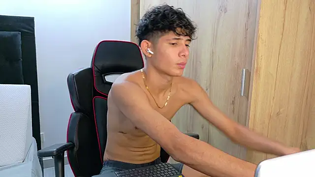 Noah-Garcia online show from October 2025 07:33:01 PM